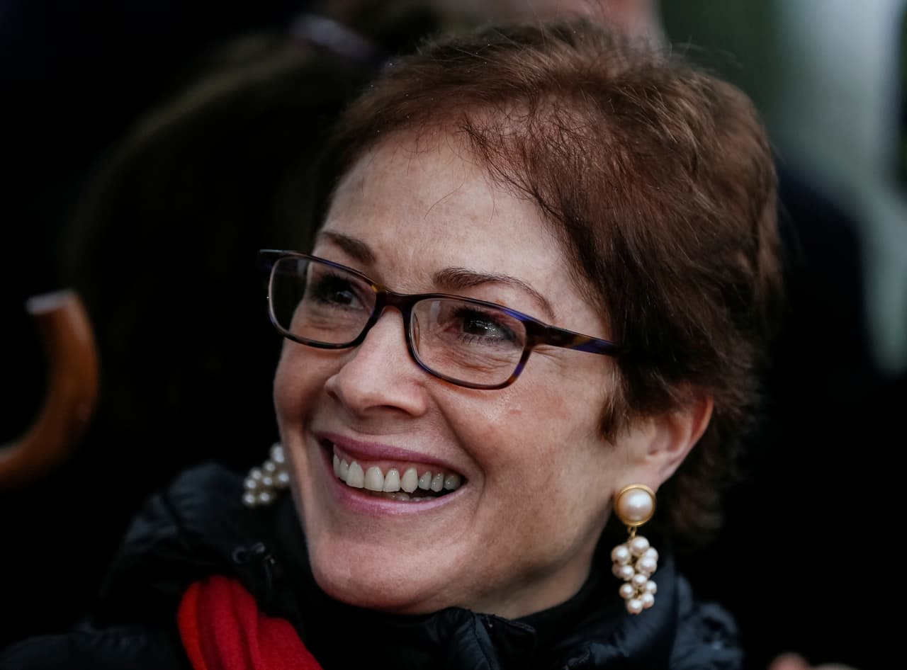 <b>Marie Louise Yovanovitch, exembajadora de EEUU en Ucrania.</b> Aunque sigue trabajando en el Departamento de Estado, desafió la línea del gobierno de no colaborar con la investigación del juicio político. Dijo a los congresistas que investigan el ‘impeachment’ que 
<a href="https://www.univision.com/noticias/politica/la-embajadora-en-ucrania-asegura-que-fue-despedida-por-presion-directa-de-trump-motivado-por-informacion-falsa">el Departamento de Estado está siendo destruido "desde adentro"</a> y que Trump presionó para que fuera sacada del cargo. Yovanovitch, es diplomática de carrera y sus colegas la describen como una profesional consumada. Ha dirigido las embajadas de Estados Unidos en Armenia, Kirguistán y Ucrania.