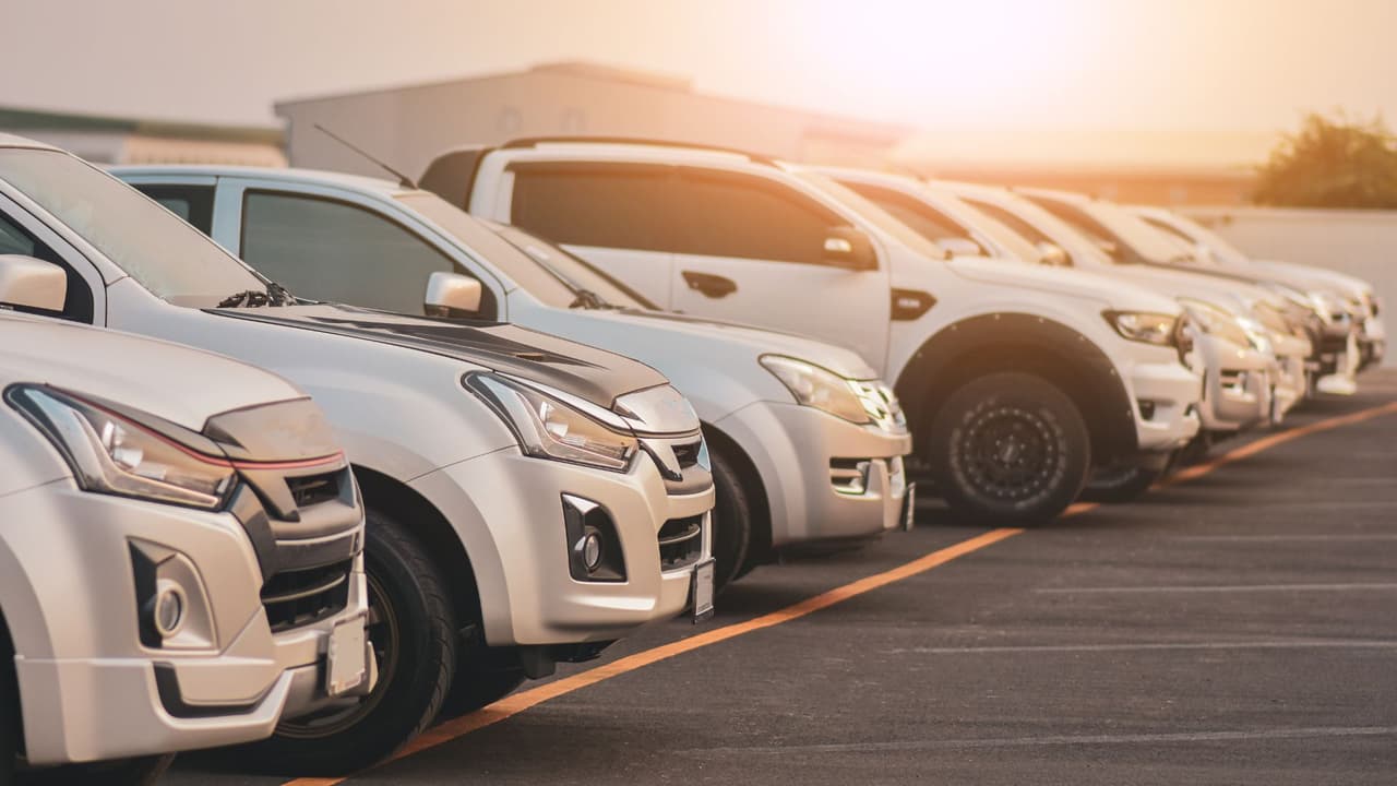 <h3 class="cms-H3-H3">Tus derechos básicos </h3>
<br>
<b>Transparencia de costos: </b>La Ley de Veracidad en los Préstamos (TILA) obliga a revelar APR, intereses y total a pagar. 
<br>
<b>No discriminación: </b>La Ley de Igualdad de Oportunidad de Crédito (ECOA) prohíbe negarte crédito por tu origen, raza o estatus migratorio; si te rechazan, deben darte razones por escrito. 
<br>En California, si negociaste principalmente en español, la ley obliga a entregar el contrato traducido antes de firmar. Aunque vivas en otro estado, 
<b>exige lo mismo: es tu derecho entender lo que firmas.</b>