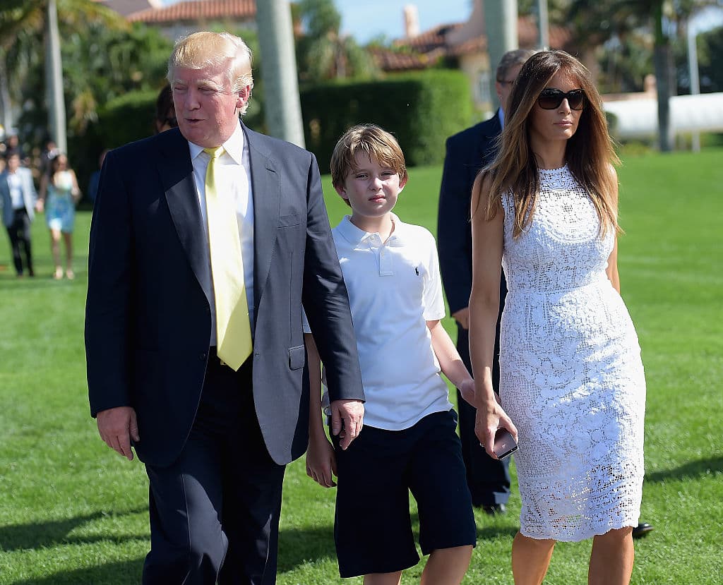 El golf, los aviones y los helicópteros son tres de los gustos que Barron y su padre comparten. "Me enorgullezco de ser un buen padre" ha dicho Donald Trump quien ha compartido que prefiere
<a href="http://people.com/celebrity/donald-and-melania-trump-dont-use-nannies/"> <b>no delegar tiempo con su hijo a una niñera. </b></a>