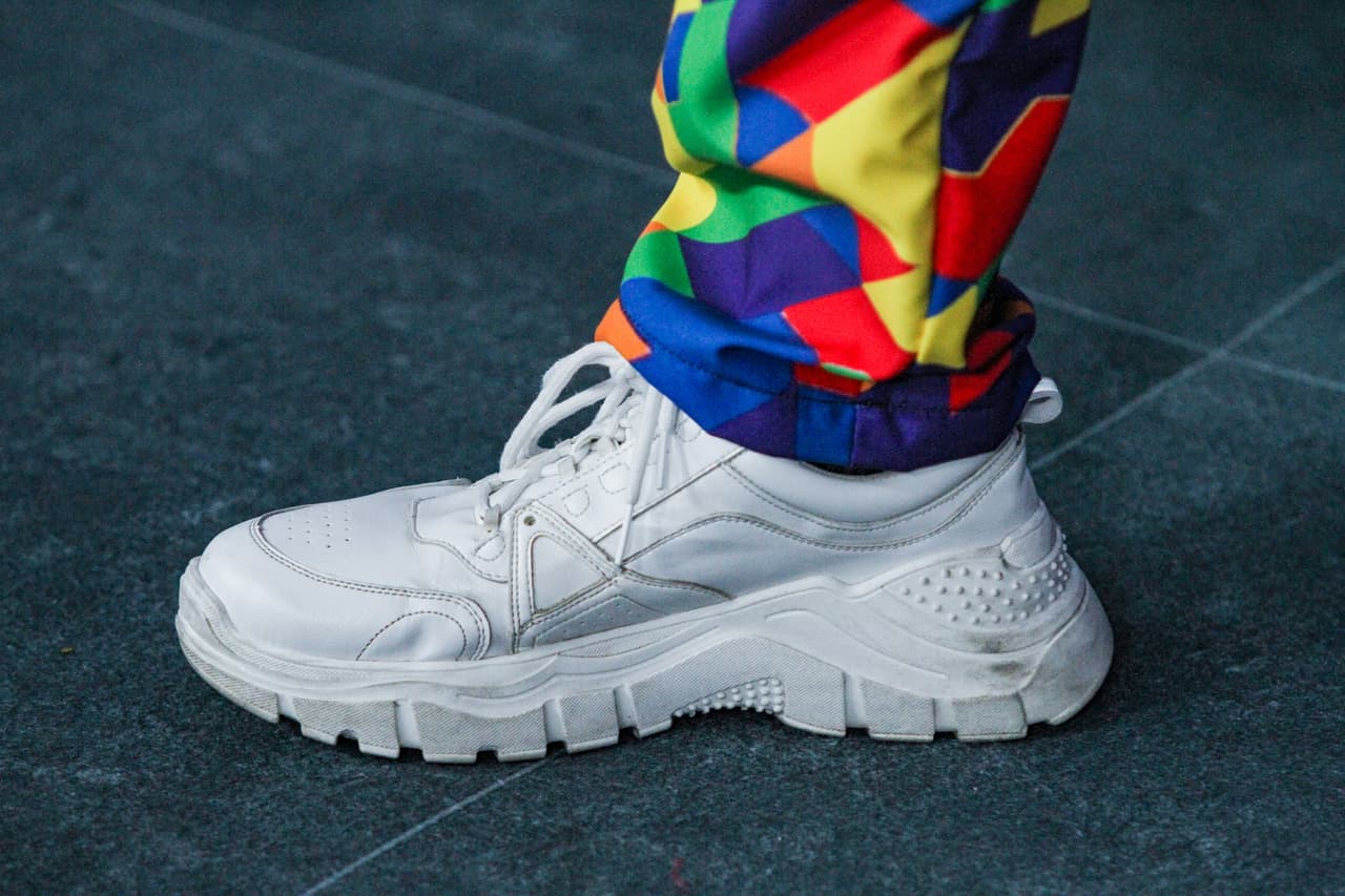 Y cerró su paso con calzado deportivo blanco.