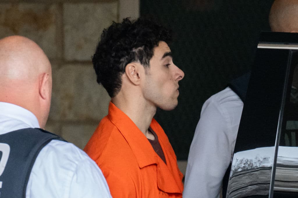 Luigi Mangione enfrenta
<b> 5 cargos en Pensilvania</b>, por posesión ilegal de un arma de fuego, posesión de objetos o artículos vinculados a un crimen, falsificación, manipulación de documentos oficiales de identidad y presentarlos para ocultar su identidad a la policía. Son las acusaciones más leves contra Mangione, quien de resultar culpable, 
<b>en un juicio posterior a los dos que enfrenta en Nueva York</b>, se expondría a 10 años de condena.