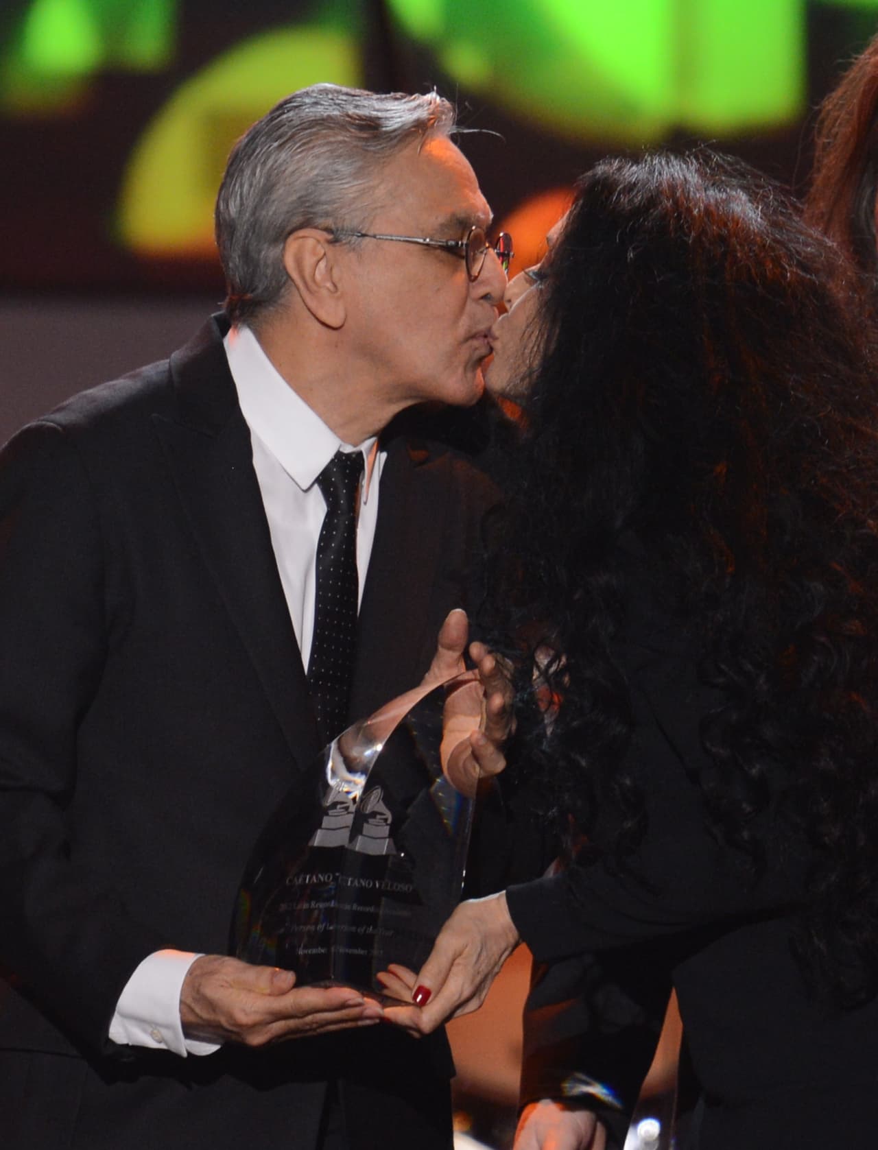 El musico brasileño Caetano Veloso besó emocionado a la actriz Sonia Braga luego de recibir el reconocimiento a la Persona del Año en 2012, durante la ceremonia de entrega del Latin GRAMMY en Las Vegas, Nevada.