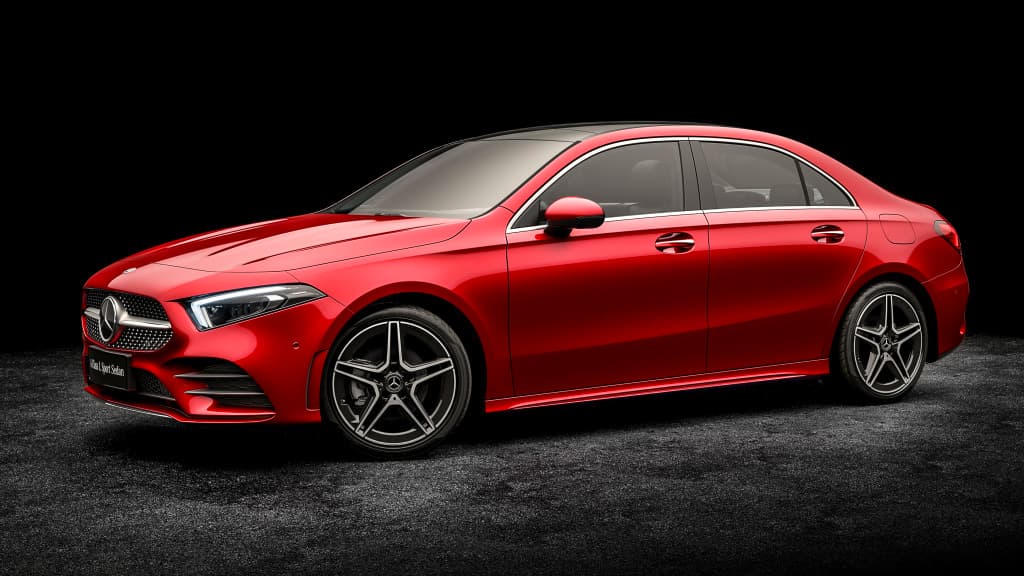 <b>Mercedes-Benz Clase A L Sedán</b>
<br>Esta versión es producida en China y para su mercado. Es más larga que la cuarta generación del Clase A Hatchback para el mercado mundial y un poco más corta que la Clase C. Esta versión de cuatro puertas será lanzada en China y otros mercados durante la segunda parte del año.