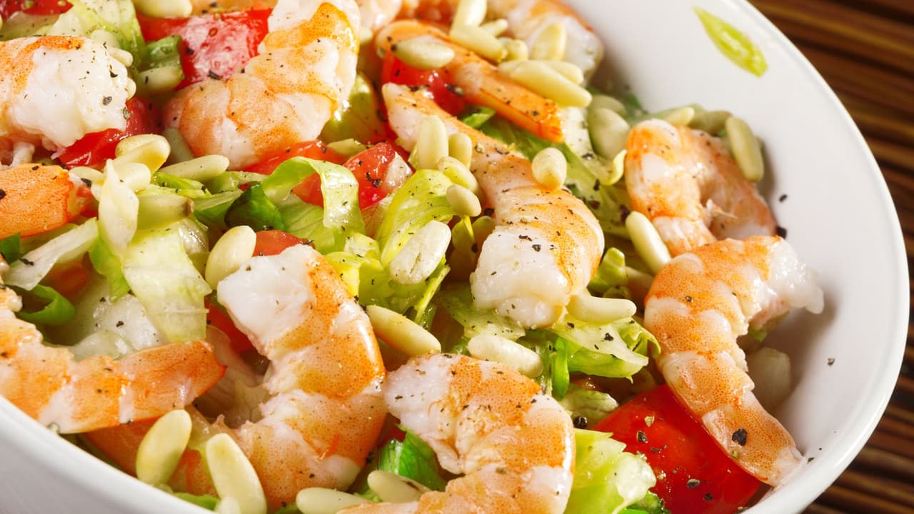 Ensalada de camarón, elote y haba con aderezo de mostaza