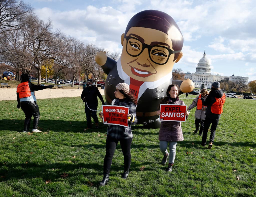 Tras su expulsión del Congreso, Santos 
<b>intentó capitalizar su notoriedad </b>lanzando un podcast llamado "Pants on Fire with George Santos" y vendiendo videos personalizados en Cameo, generando 
<b>ingresos estimados entre $350,000 y $400,000.</b>