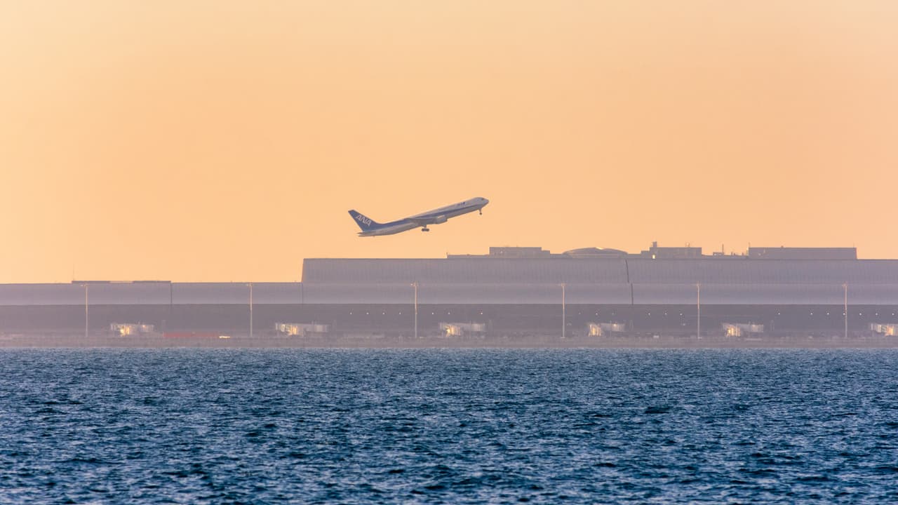 <h3 class="cms-H3-H3">Aeropuerto Internacional de Kansai (KIX), Japón</h3>
<br>
<br>Se encuentra en una isla artificial en medio de la bahía de Osaka, a 38 km de la estación de Osaka, Japón. Diseñado por un arquitecto italiano llamado Renzo Piano, este aeropuerto está construido sobre una isla artificial ya que el terreno es escaso y caro en el país. 
<br>
<br>La isla artificial de Kansai, de 4 km de largo y 2.5 km de ancho, expone al aeropuerto a muchos peligros, como terremotos y ciclones. Pero esos no son los únicos problemas. 
<br>
<br>Se dice que en las próximas cuatro o cinco décadas, se espera que el nivel del mar aumente debido al calentamiento global, lo que provocaría que el aeropuerto se sumerja en el agua del océano.
<br>