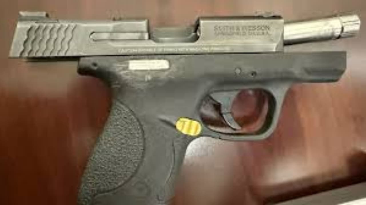 Estudiante de 15 años detenido en Tampa tras hallar un arma y un cuchillo en su mochila