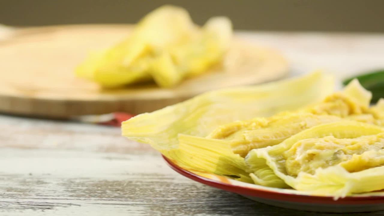 Tamales rellenos de queso y chile jalapeño 
