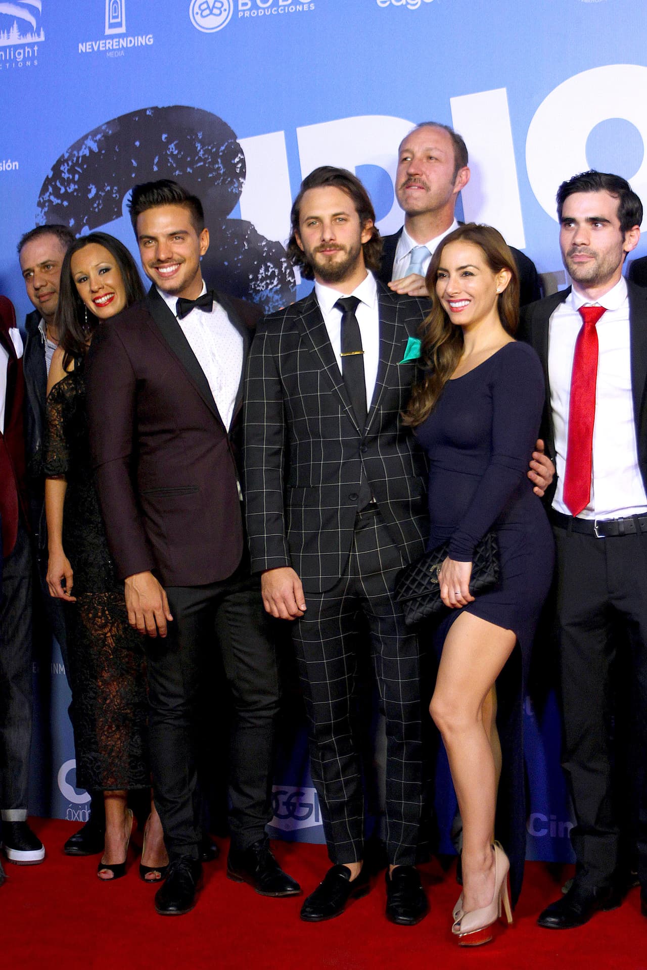 El elenco e invitados posando en la alfombra roja de la comedia, a estrenarse en México este viernes 31 de marzo.