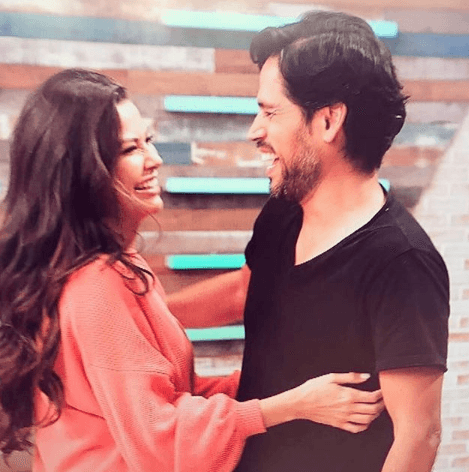 "Hace 4 años mi esposo me regaló este arreglo de orquídeas, no siempre están así de lindas pero nunca dejan de florecer", contó muy enamorada, Ana Patricia.