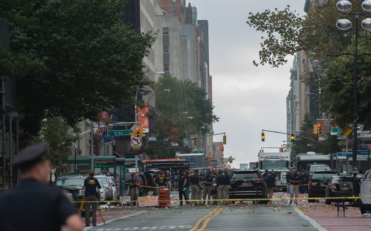 Miembros de las diferentes agencias de seguridad de Estados Unidos continúan esta mañana registrando la escena donde estalló el artefacto.