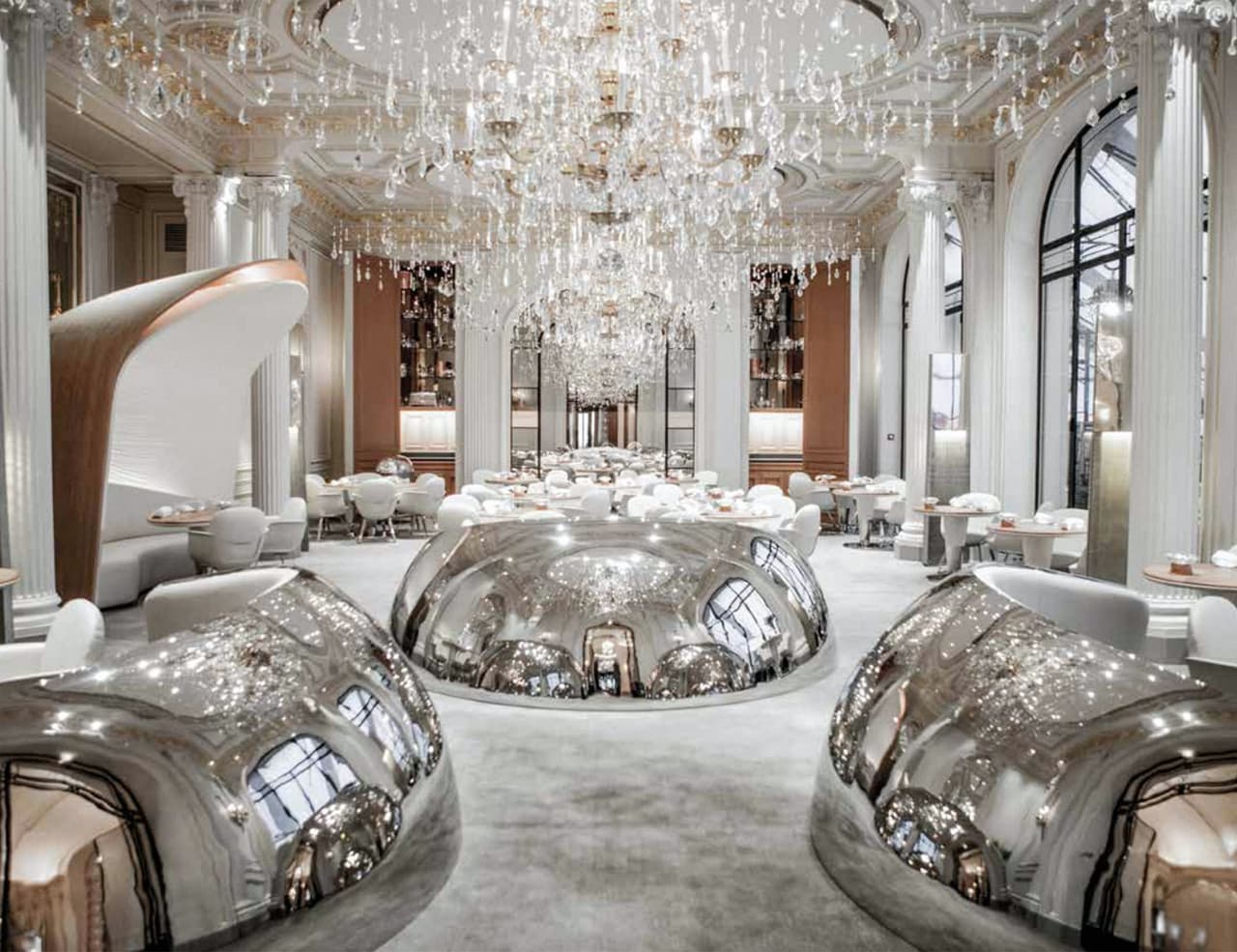 <b>Número 21: Alain Ducasse au Plaza Athénée. </b>Paris, Francia.
<b> </b>Estilo de comida: Alta cocina francesa con énfasis en los pescados, vegetales y cereales. Es uno de los comedores más lujosos del mundo y ofrece un elegante menú de degustación inspirado en el mar y las verduras, bajo una gigantesca lámpara con cristales de Swarovski.