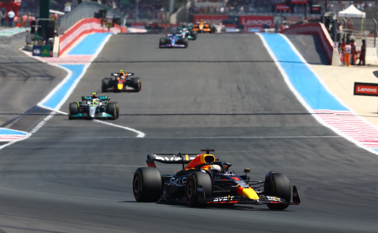 Max Verstappen conquistó el Gran Premio de Francia por delante de Lewis Hamilton y George Russell. Checo Pérez fue cuarto y Charles Leclerc tuvo que abandonar la carrera tras un impactarse con el muro.