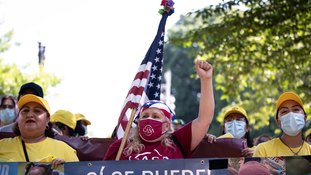 Además, no haber sido condenado por un delito grave, delito menor significativo, o tres o más delitos menores, y de ninguna otra manera constituye una amenaza para la seguridad nacional o la seguridad pública.
<br>