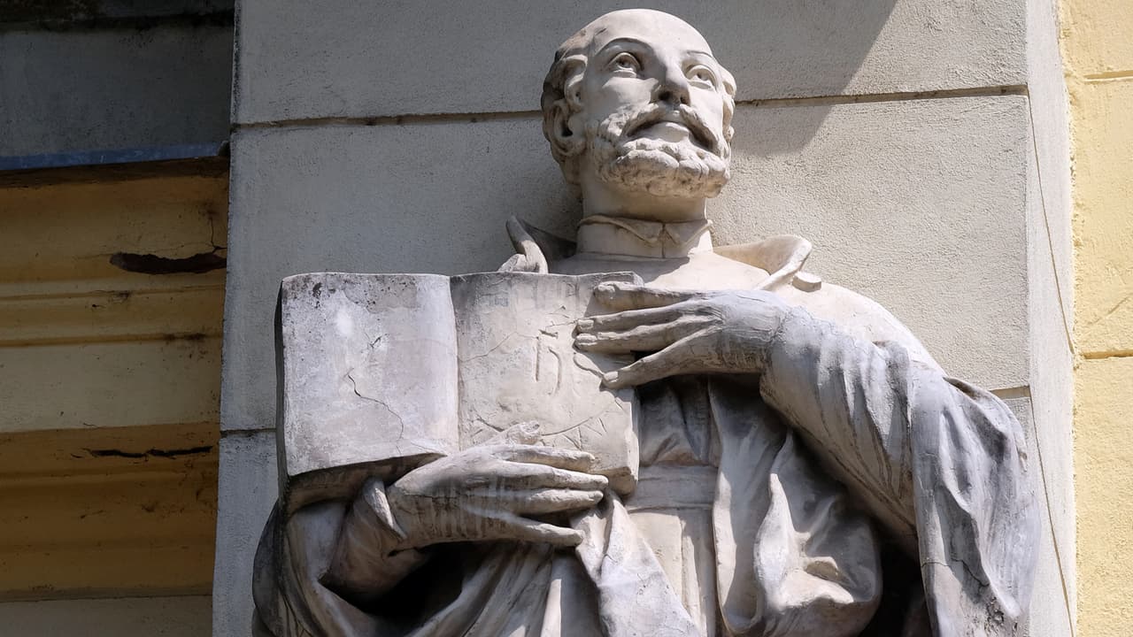 Cuentan que la Virgen tras su conversión y consagración a Ella, se le apareció hasta en 30 ocasiones, por lo que originalmente Ignacio iba a nombrar a su primera orden 'la compañía de María'.