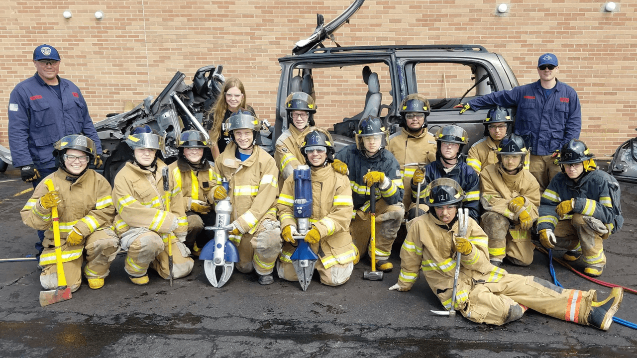 Departamento de Bomberos de Waukegan entrena a estudiantes de secundaria, a los futuros bomberos