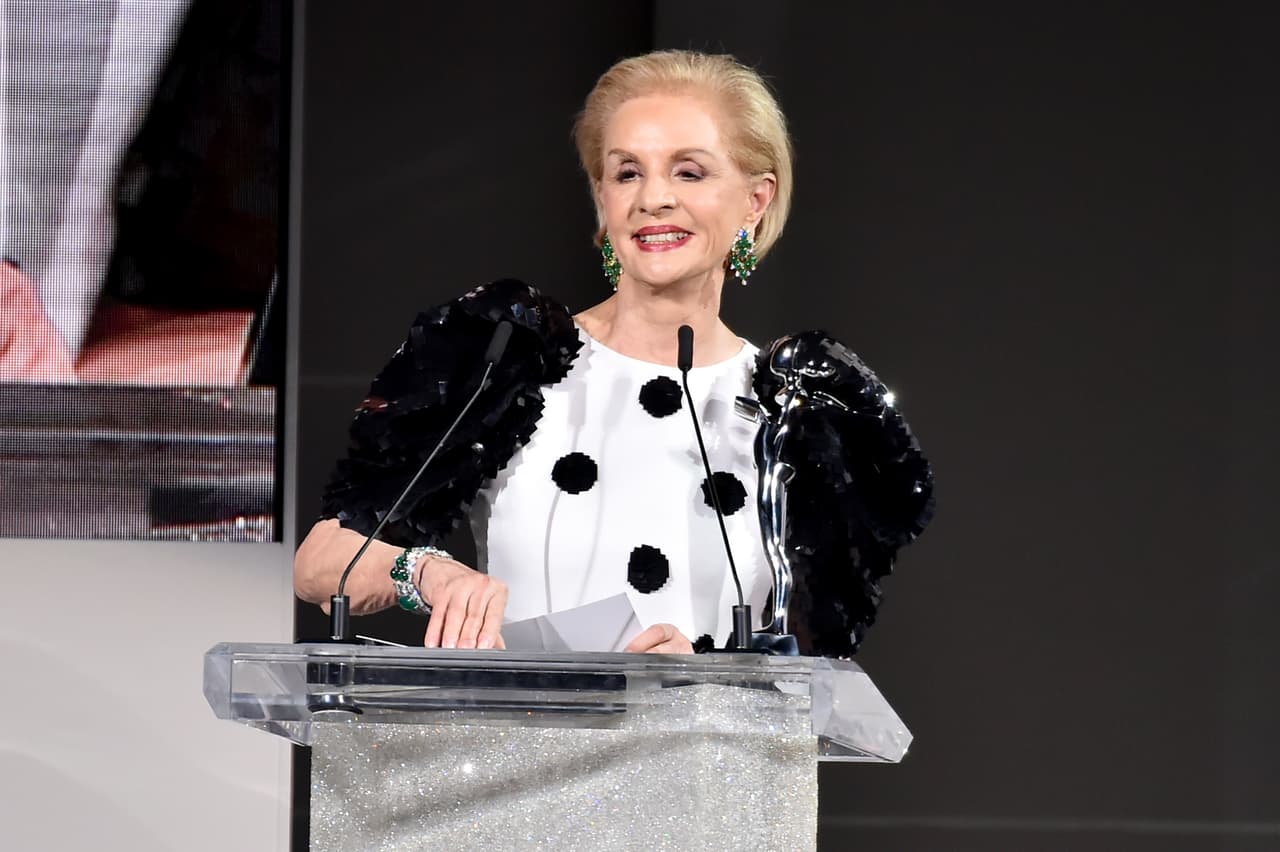 Según informó 
<b><a href="https://www.eonline.com/ar/videos/299255/carolina-herrera-dispara-letalmente-contra-las-influencers" target="_blank">E Entertainment</a></b>, la firma Carolina Herrera es de las pocas que
<b> no trabaja con influencers</b>, sino que ha continuado en el negocio de la moda a través de la forma tradicional, es decir, contratando modelos para sus campañas.