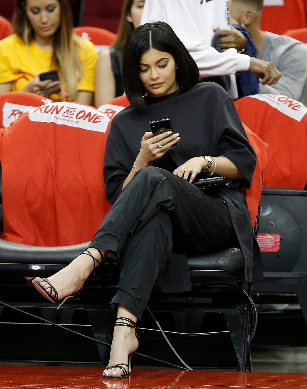 La empresaria tiene más de 128 millones de seguidores 
<b><a href="https://www.instagram.com/kyliejenner/" target="_blank">en Instagram</a></b>, mientras que en Twitter son casi 27 millones y otros 22 millones en Facebook.