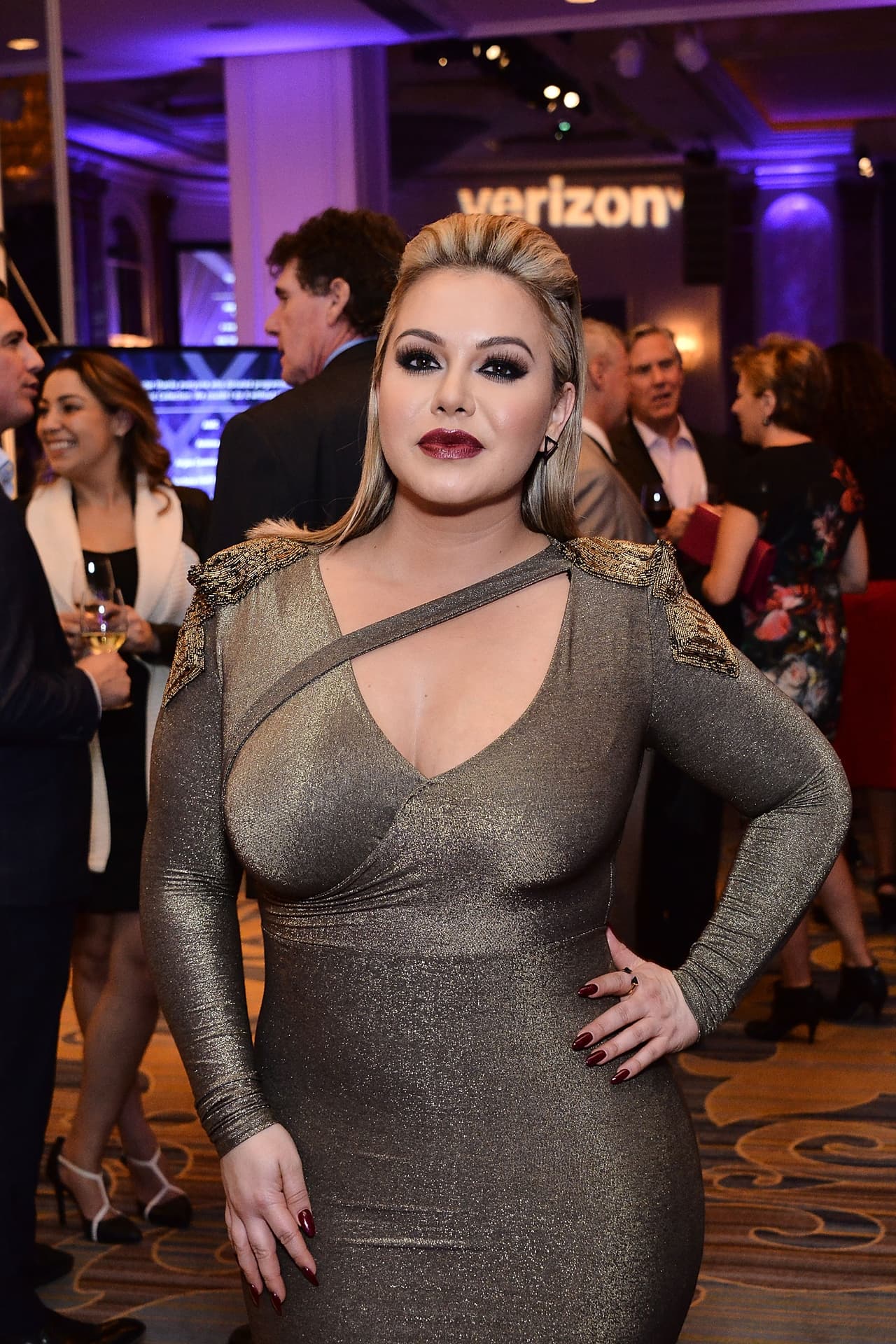 Pero aún sin pronunciados escotes, Chiquis luce espectacular con su linda figura.
