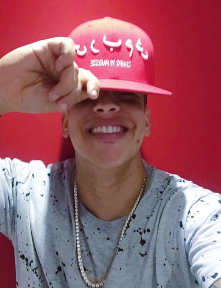 Ahora vemos que las gorras son su debilidad,y cada que tiene una nueva las presume.