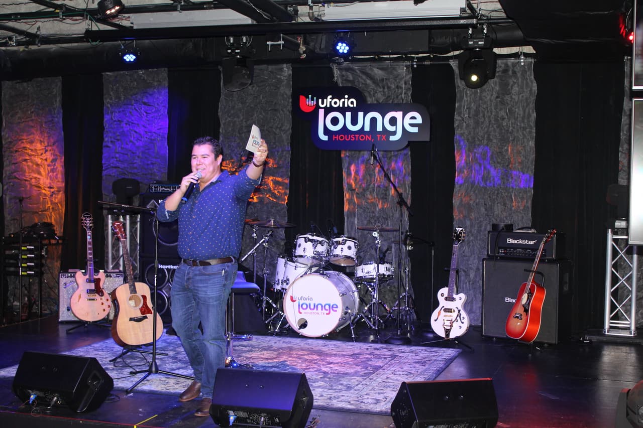 "No Es Normal", es el título del primer sencillo de Cheyo Carrillo con el que se presenta como solista en la música regional mexicana.