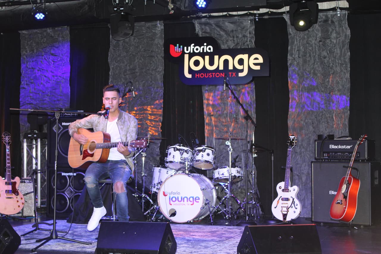 "No Es Normal", es el título del primer sencillo de Cheyo Carrillo con el que se presenta como solista en la música regional mexicana.