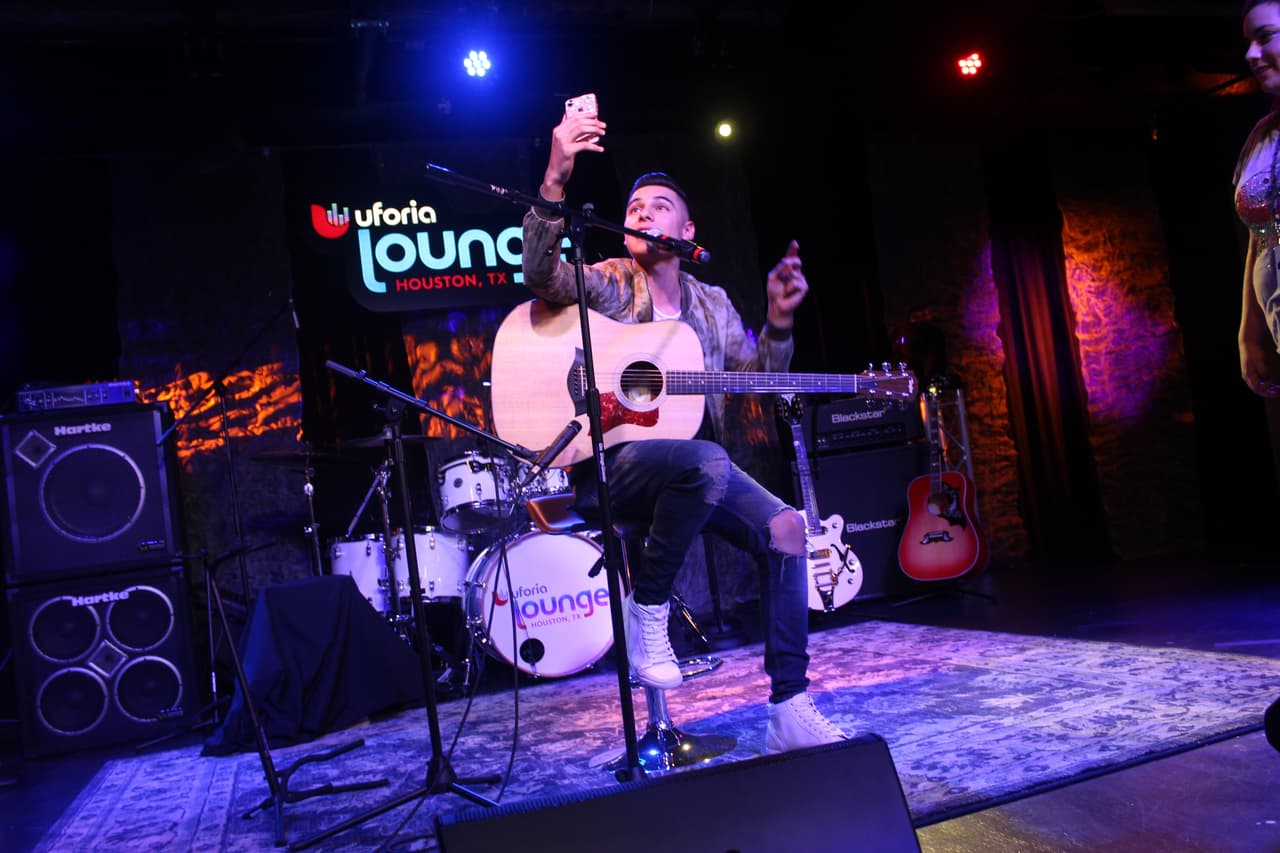 "No Es Normal", es el título del primer sencillo de Cheyo Carrillo con el que se presenta como solista en la música regional mexicana.