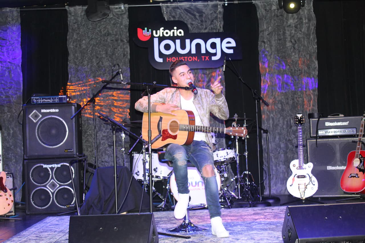 "No Es Normal", es el título del primer sencillo de Cheyo Carrillo con el que se presenta como solista en la música regional mexicana.