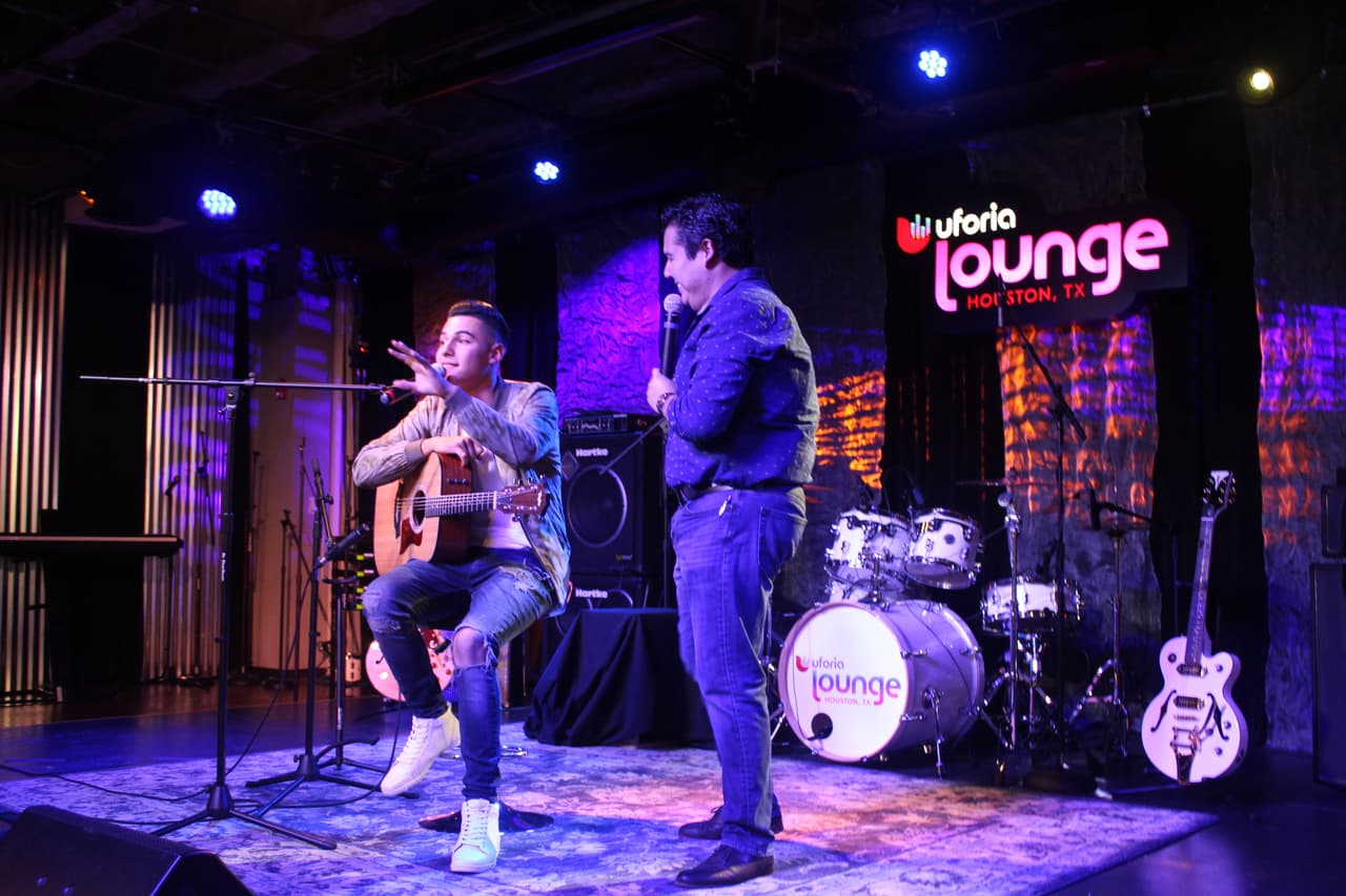 "No Es Normal", es el título del primer sencillo de Cheyo Carrillo con el que se presenta como solista en la música regional mexicana.