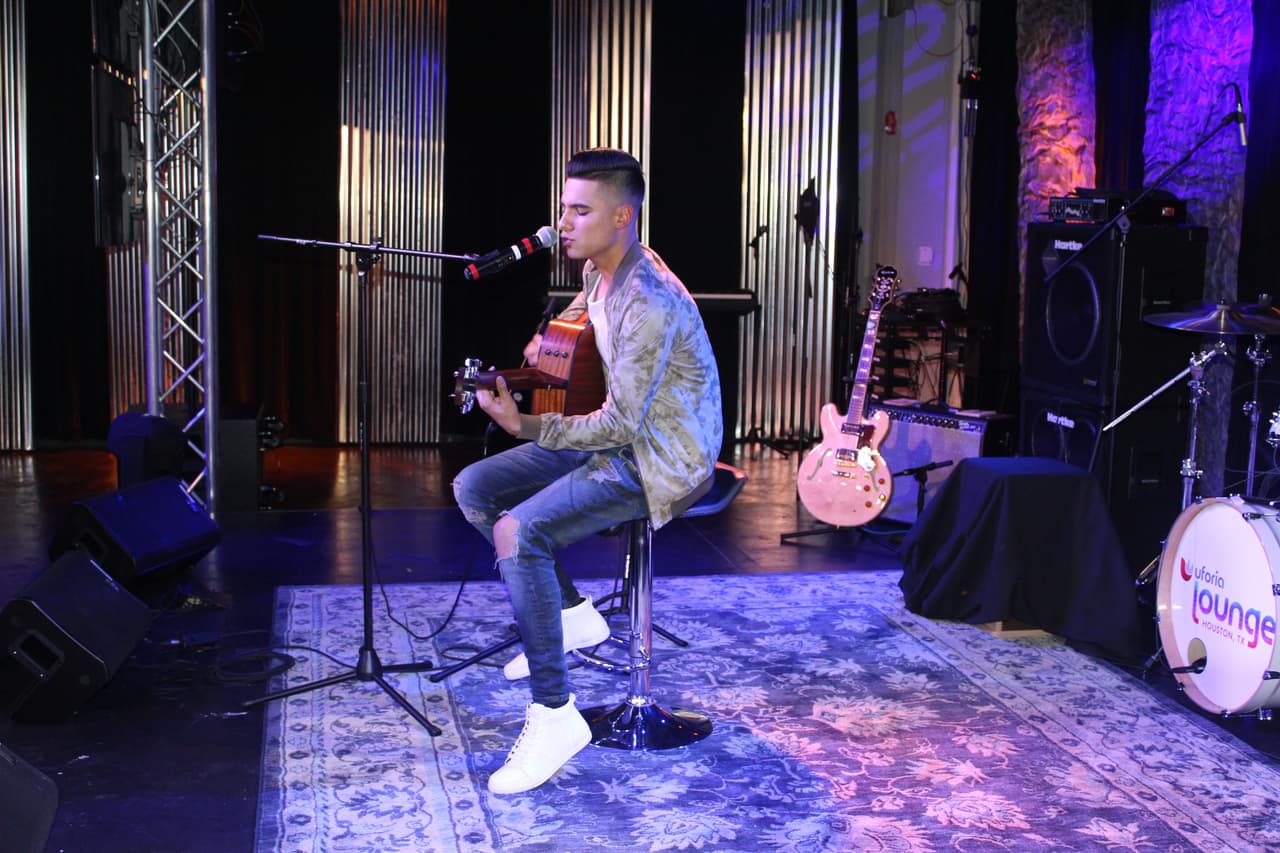 "No Es Normal", es el título del primer sencillo de Cheyo Carrillo con el que se presenta como solista en la música regional mexicana.