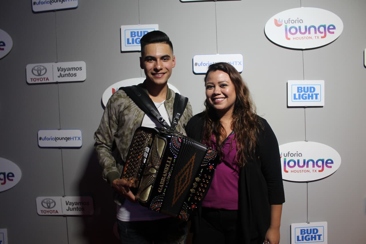 "No Es Normal", es el título del primer sencillo de Cheyo Carrillo con el que se presenta como solista en la música regional mexicana.