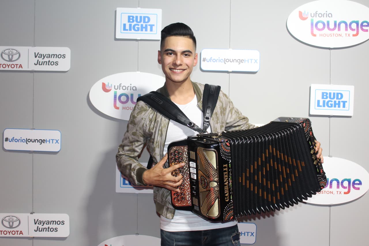 "No Es Normal", es el título del primer sencillo de Cheyo Carrillo con el que se presenta como solista en la música regional mexicana.