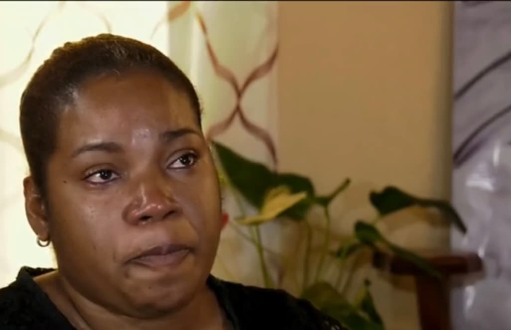 “Ha sido muy difícil verlo acostado todo el tiempo, cuando era un niño inquieto que se desarrollaba normal. Simplemente no lo puedo aceptar”, dice afligida María Montero, madre de Sebastián, y única persona capaz de tranquilizarlo cuando no para de llorar. 
<br>