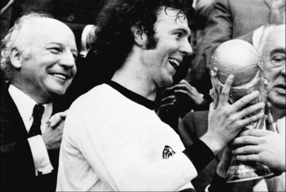 Franz Beckenbauer es un exfutbolista y exdirector técnico alemán. Apodado El Káiser, fue el capitán de la selección alemana que ganó la Copa Mundial de Fútbol de 1974 y la Eurocopa 1972, así como el entrenador del mismo combinado que ganó el Mundial de Italia 1990.