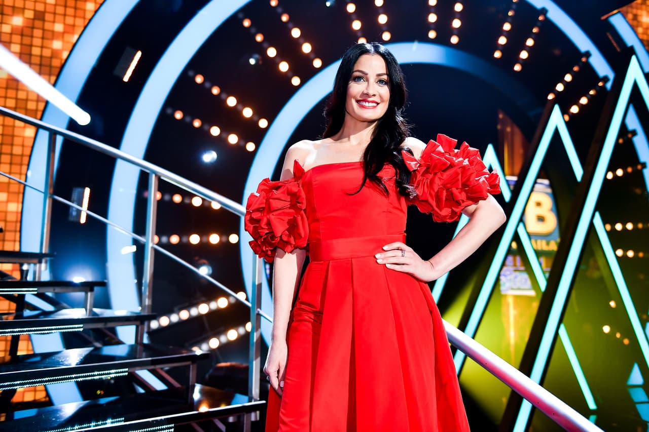 Este outfit rojo y mangas amplias hizo destacar aún más la belleza de la ex Miss Universo.