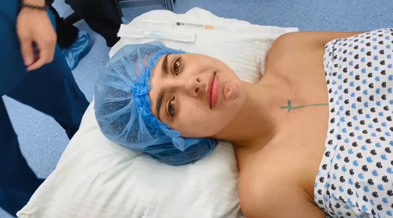 "La operación duró más de tres horas, debido a que el cirujano pasado que me cambió los implantes 
<b>me dejó una cápsula adentro y era necesaria retirarla</b>", explicó. 
<br>