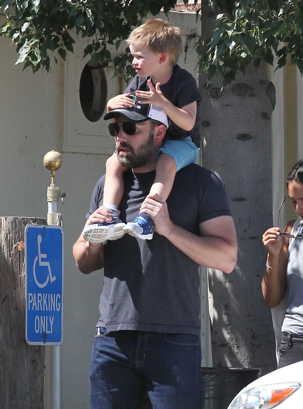 Cargó al pequeño Samuel en sus hombros.