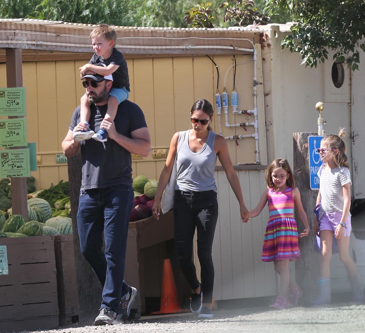 El actor llevó a sus tres hijos a un parque en California.