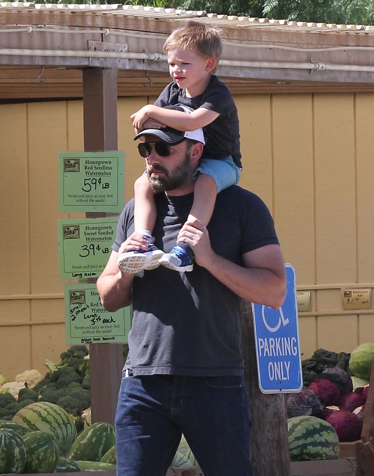 El actor llevó a sus tres hijos a un parque, acompañados de una de las nuevas niñeras.
