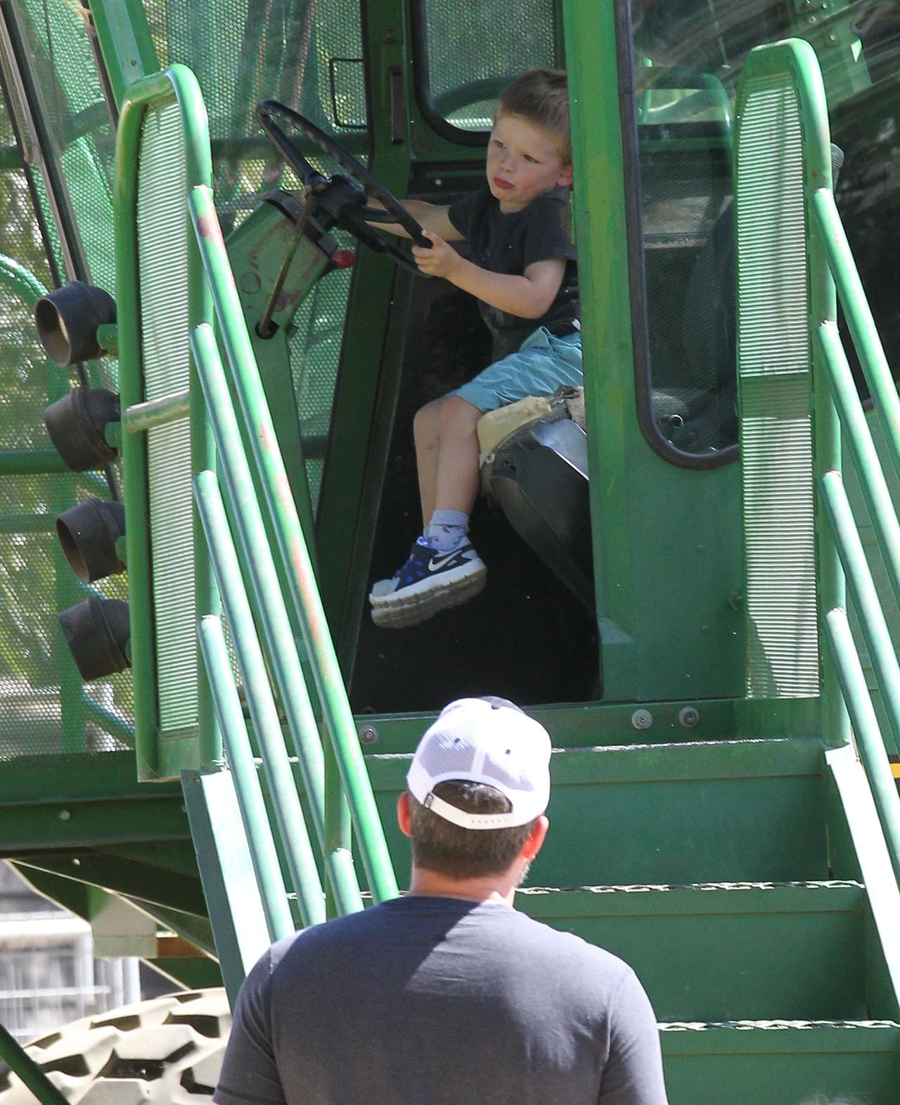 El actor llevó a sus tres hijos a un parque, acompañados de una de las nuevas niñeras.