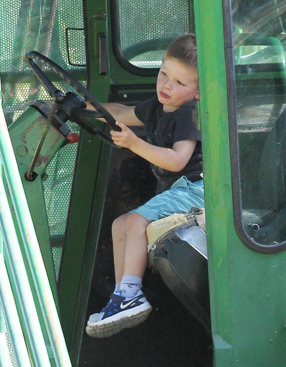 El actor llevó a sus tres hijos a un parque, acompañados de una de las nuevas niñeras.