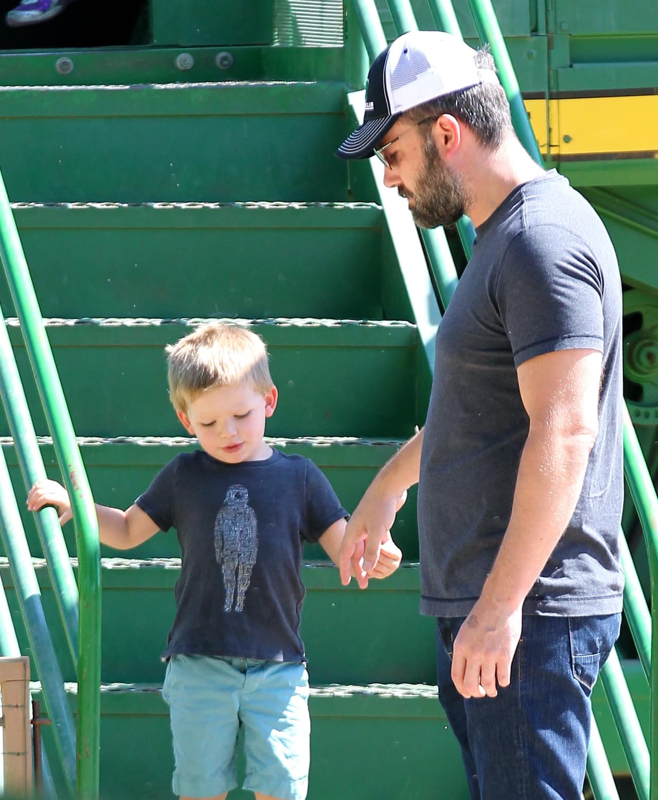 El actor llevó a sus tres hijos a un parque, acompañados de una de las nuevas niñeras.