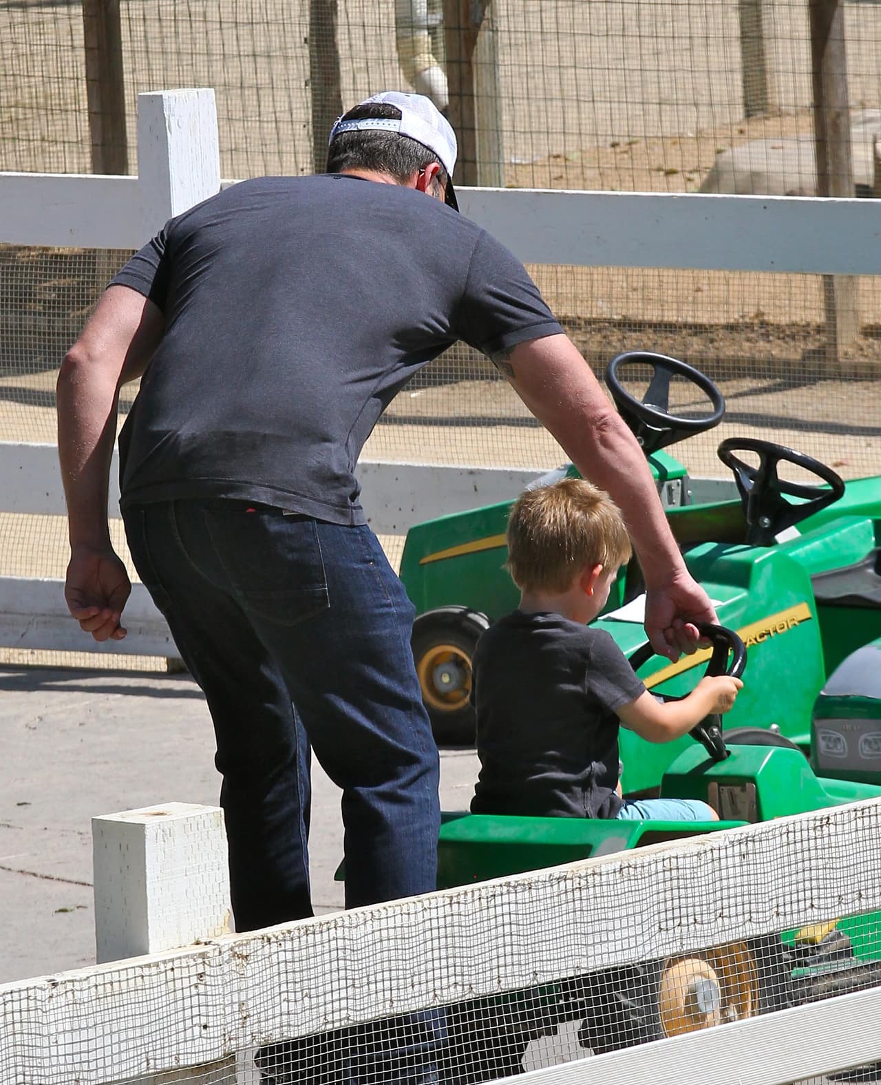 El actor llevó a sus tres hijos a un parque, acompañados de una de las nuevas niñeras.