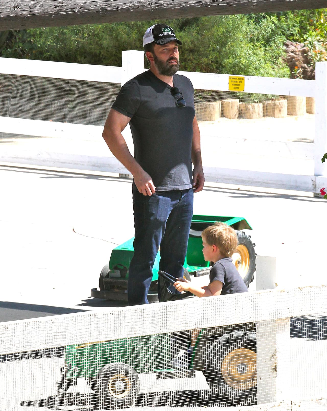 Siguió jugando con su hijo menor.