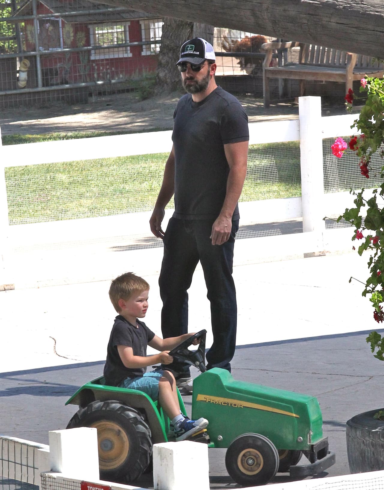 El actor llevó a sus tres hijos a un parque, acompañados de una de las nuevas niñeras.