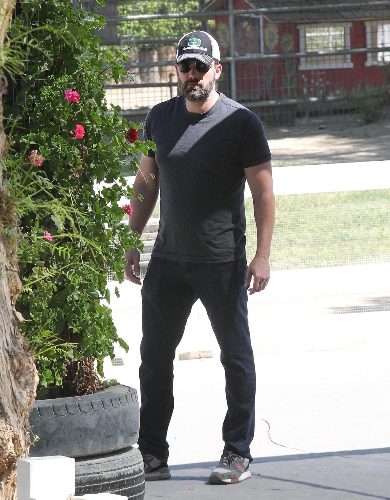 El famoso notó la presencia del fotógrafo.