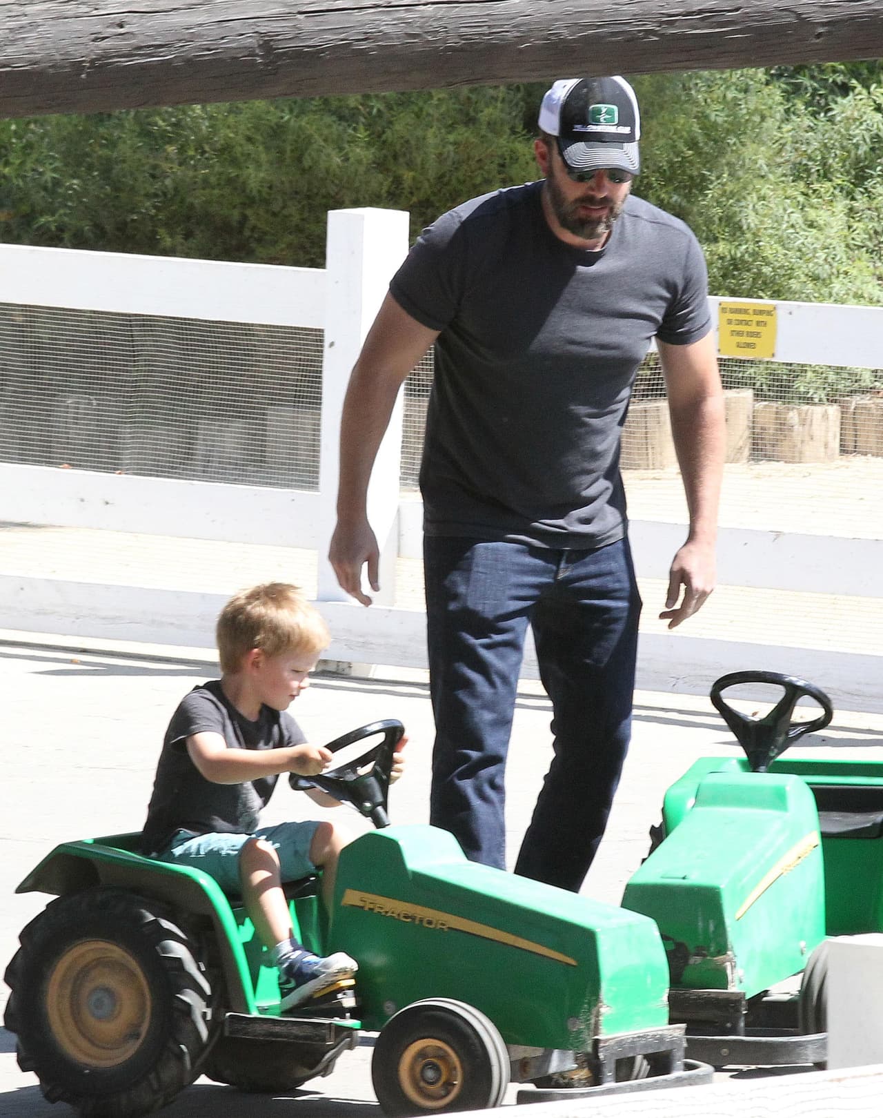 También en un tractor de juguete.