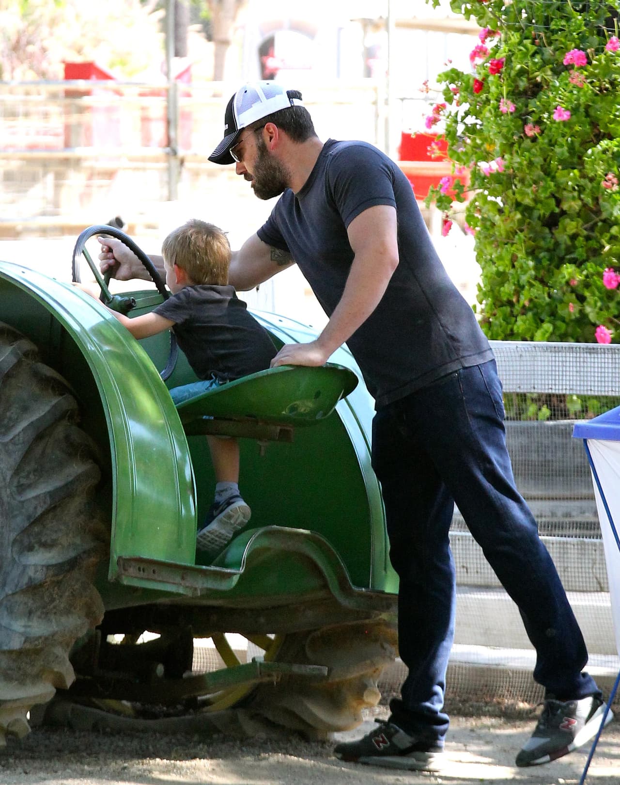 Ben lo montó en un tractor.