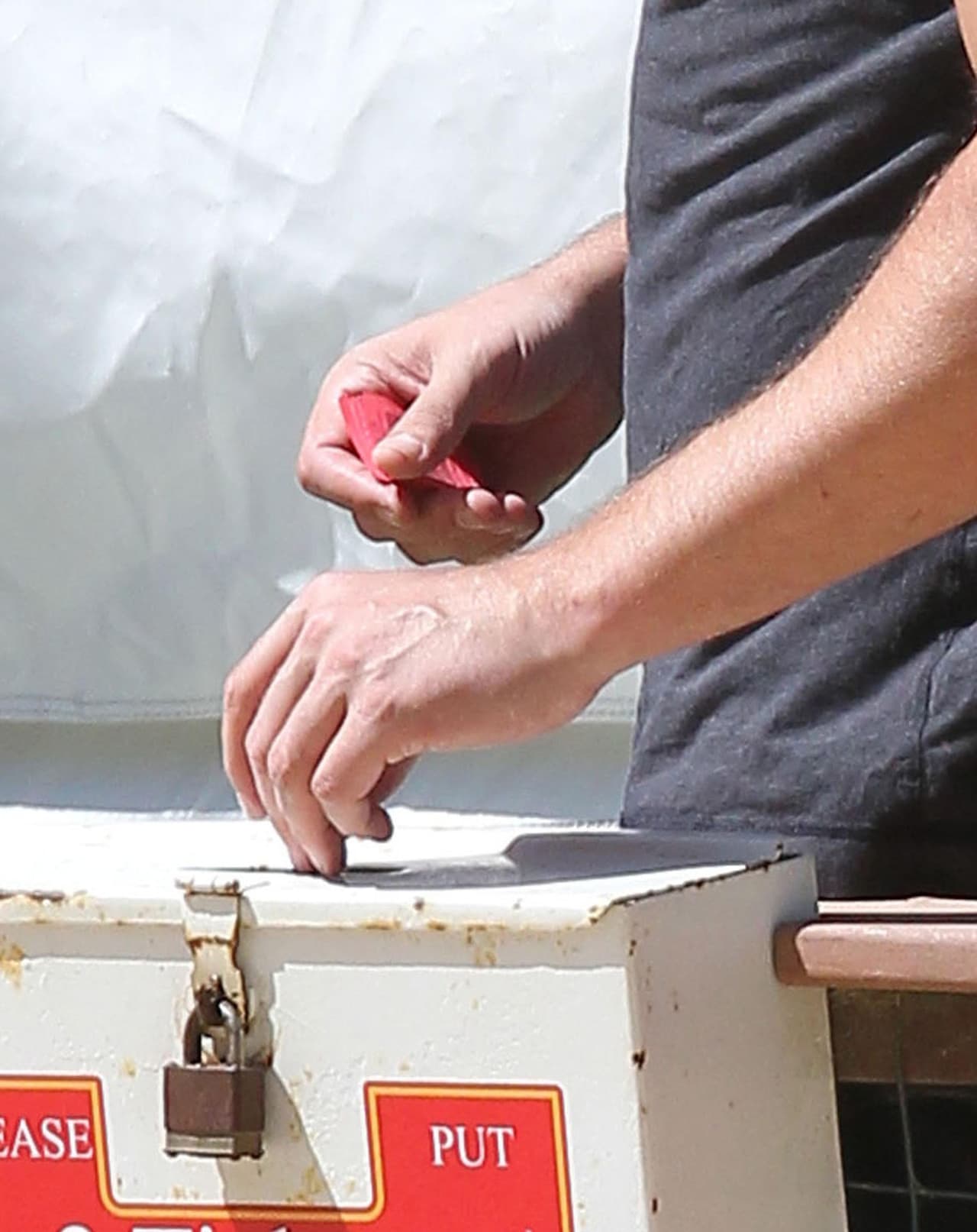 Un vistazo a la mano del actor, ya sin su anillo.