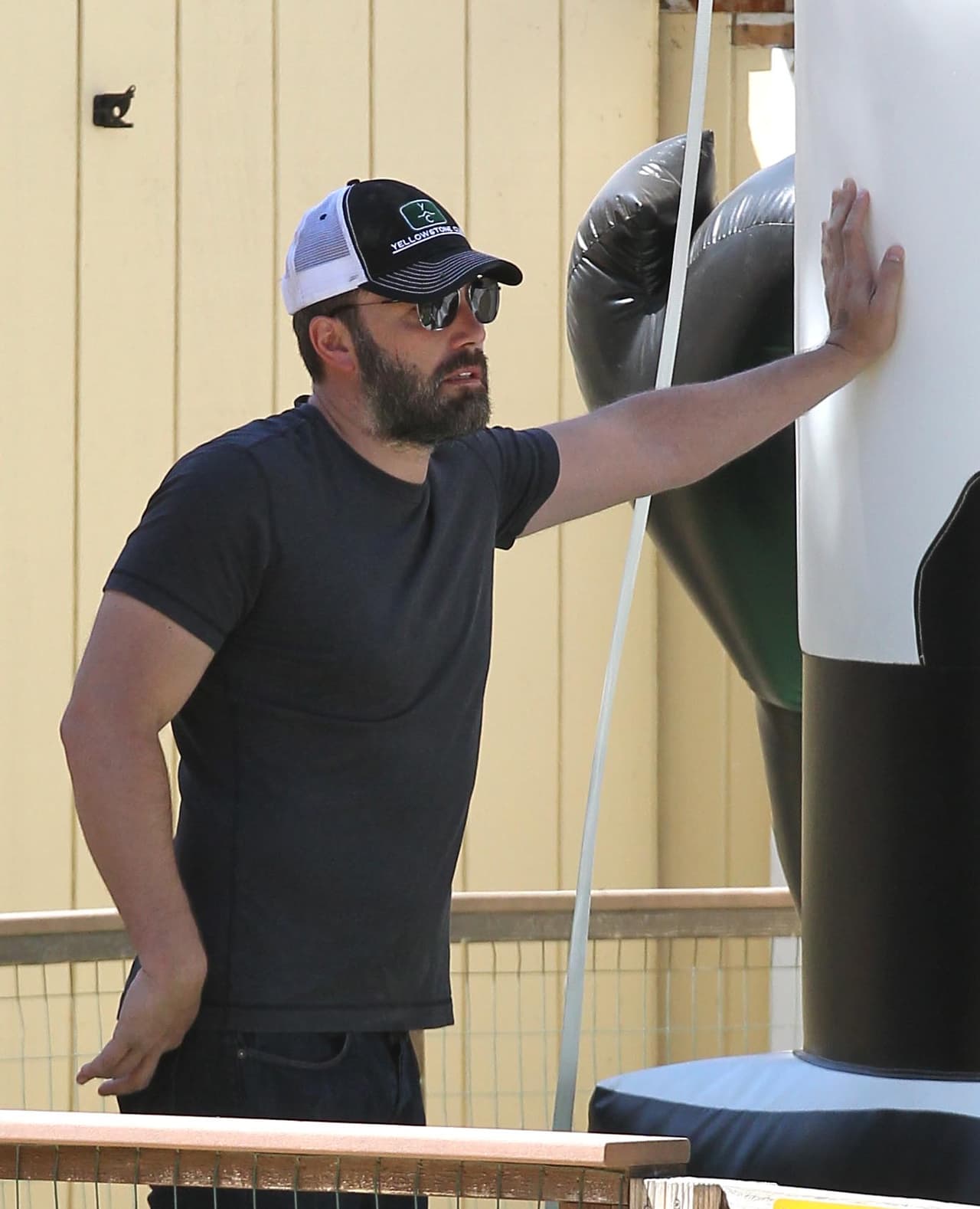 Ben afuera esperaba paciente a sus nenas.